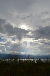 乌云中透出光芒的自然景象