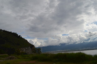 阴云下的山水风光