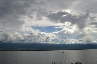 湖畔天空 云影天光之景