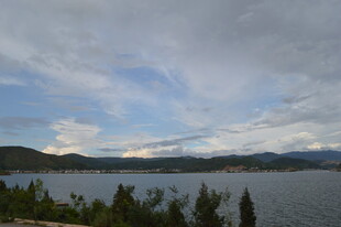 湖畔美景 云绕青山绿水间