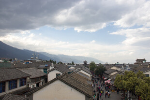 古城屋顶视角下的山水景致