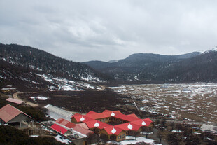 山间红顶村落风景