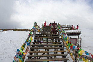 雪山木栈道的多彩经幡