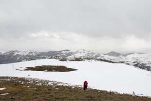 雪山中的孤独徒步者