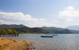 湖畔风光 小船静泊于岸