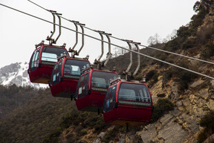 山间红色缆车穿梭