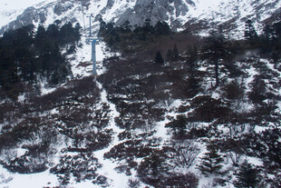 雪山间蜿蜒的雪中小径