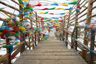 五彩经幡装点的木栈道