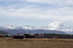 雪山下的开阔原野风光