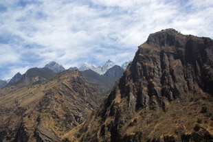 壮丽巍峨的高山景色