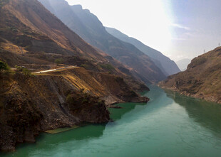 壮丽峡谷中的碧绿江水