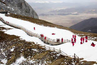 雪山步道上的红衣人群