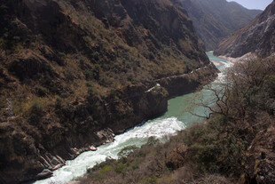 壮丽峡谷中的碧绿河流