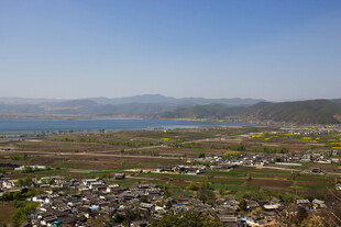 俯瞰湖畔小镇风光