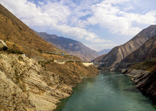 壮丽山河间的碧绿河流