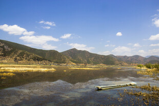 山水相依的宁静自然景观