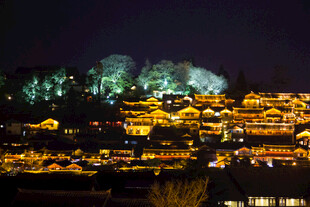 古村夜景 灯火璀璨映山峦