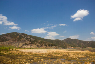 旷野蓝天远山自然美景