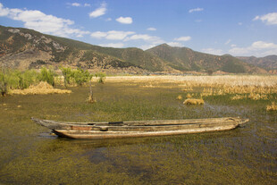 湖畔孤舟静立 风光如画