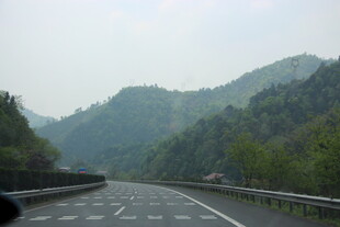 山间高速公路风景