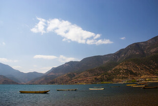 湖畔青山小船 蓝天美景