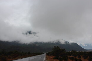 云雾缭绕的山间公路