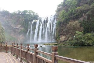 山间栈道旁的壮美瀑布