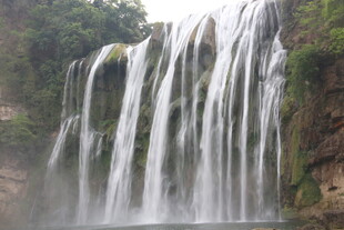 壮观瀑布 山林间的自然美景