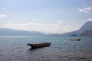 湖面上的小船与远山美景