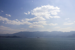 蓝天白云下的宁静湖景