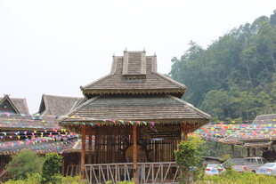 传统木质亭阁 彩旗环绕