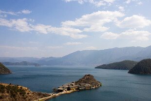 壮丽湖景与远山风光