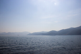 宁静湖面与远处山峦