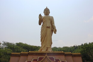 庄严巨大佛像屹立于户外