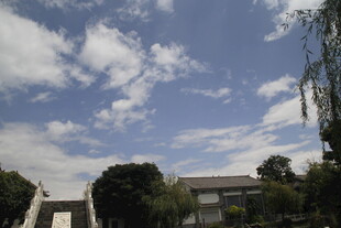 蓝天白云下的校园景致