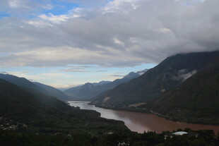 壮丽山河间的蜿蜒河流