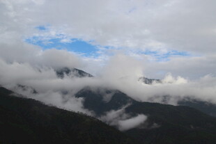 云雾缭绕的山间美景