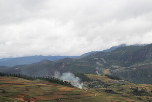 山间风景 云雾缭绕山谷