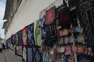 街头多彩布料展示