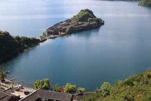 湖畔小岛风光秀丽