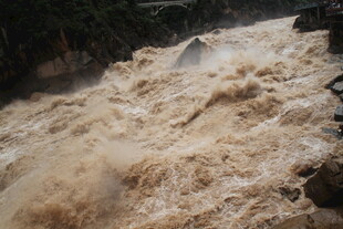 湍急汹涌的黄色河流