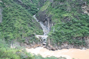 山间瀑布流淌于葱郁峡谷