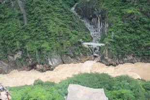 峡谷间湍急河流上的桥梁