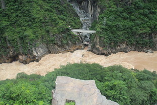 山间湍急河流与周边景致