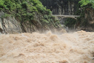 湍急河流穿峡谷