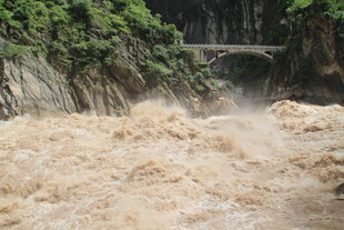 湍急河流奔腾于峡谷间
