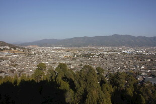 俯瞰城市与远山景色