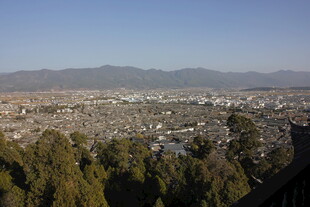 俯瞰城市与山林景观