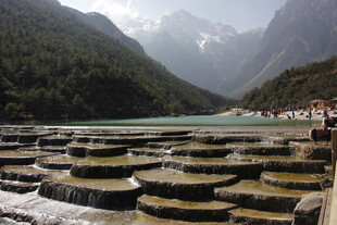 山间五彩钙化池美景