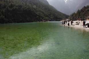 青山绿水间的河畔游人